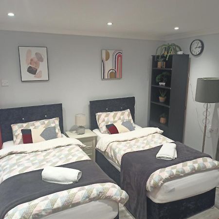 Homey Studio In Newport Perfect For Couples & Travelers ภายนอก รูปภาพ