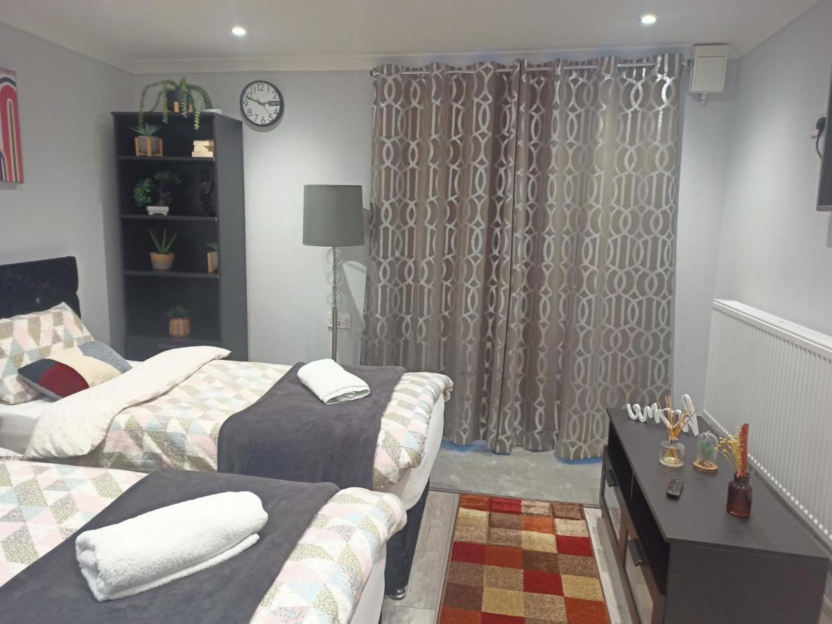 Homey Studio In Newport Perfect For Couples & Travelers ภายนอก รูปภาพ