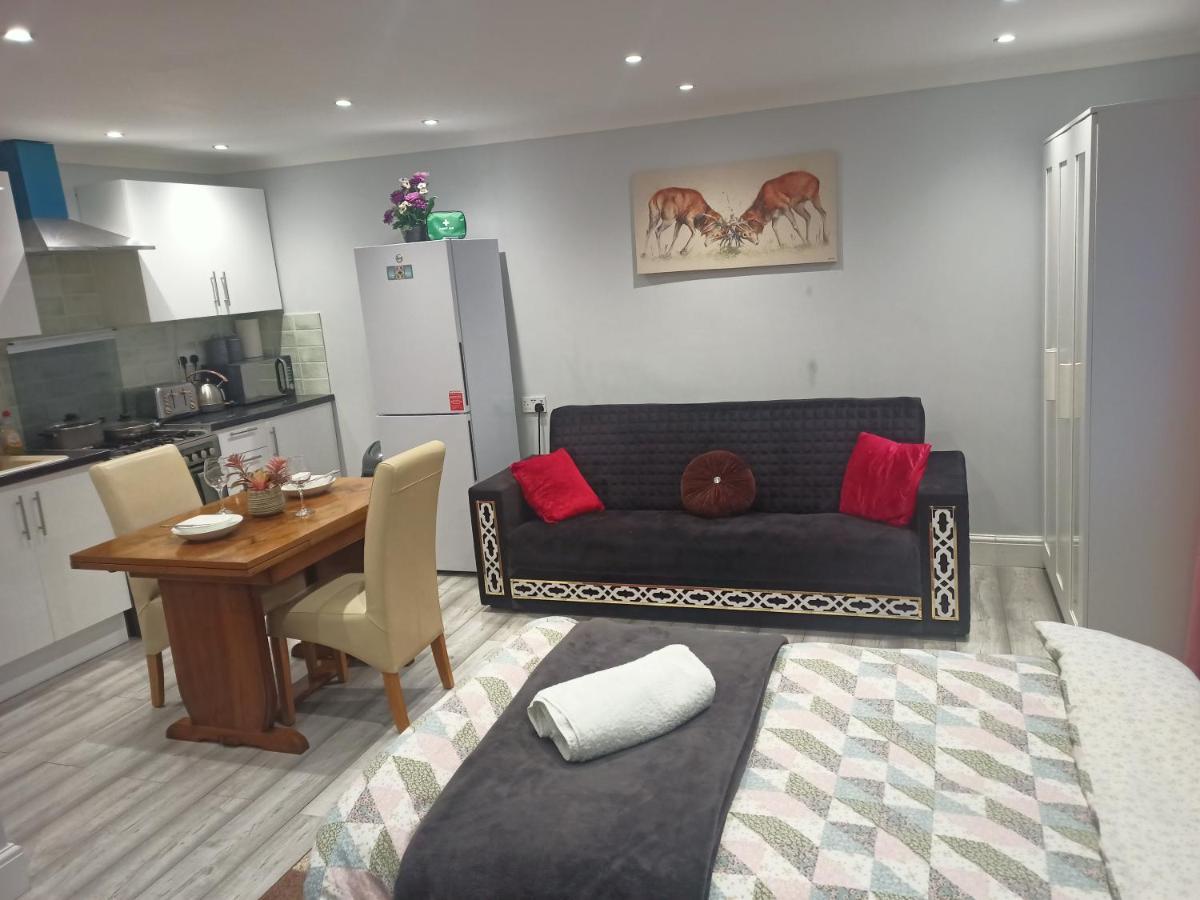 Homey Studio In Newport Perfect For Couples & Travelers ภายนอก รูปภาพ