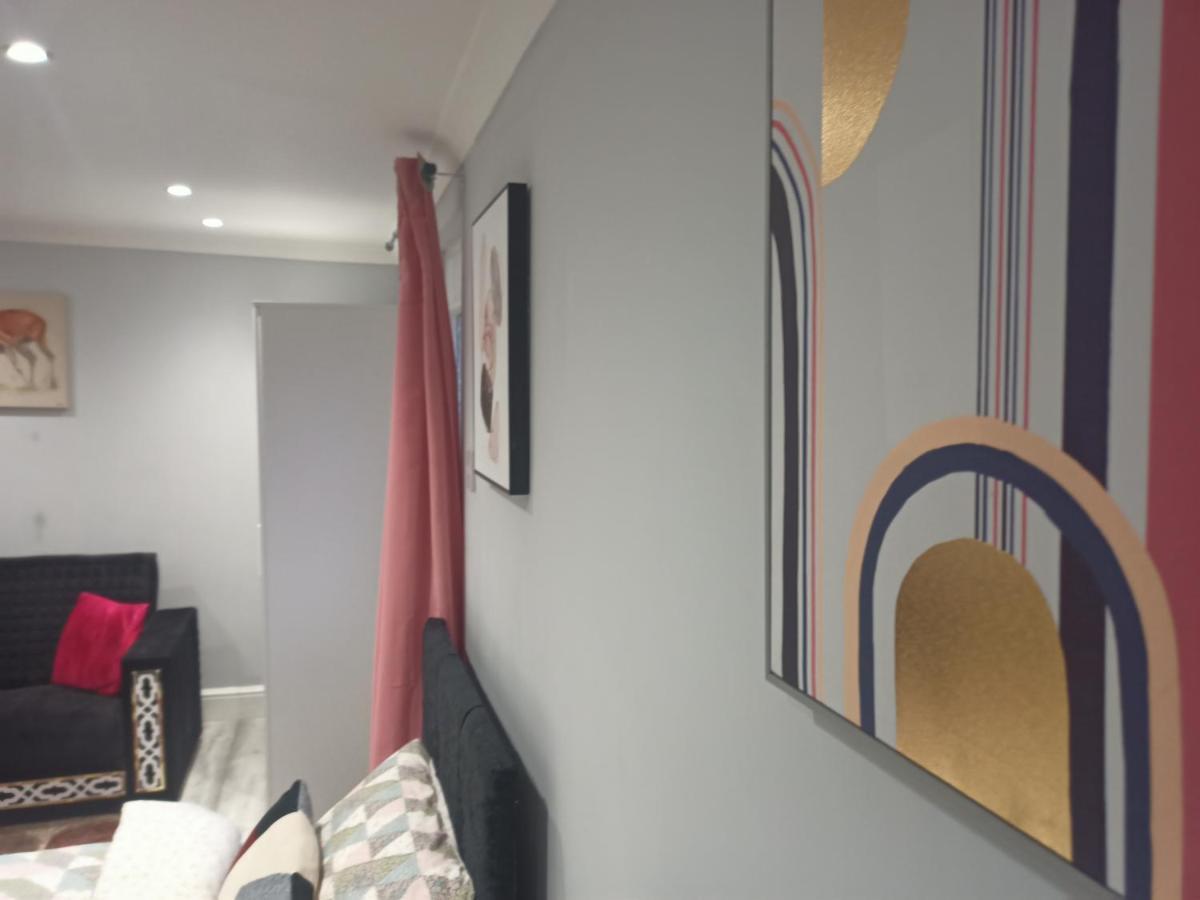 Homey Studio In Newport Perfect For Couples & Travelers ภายนอก รูปภาพ