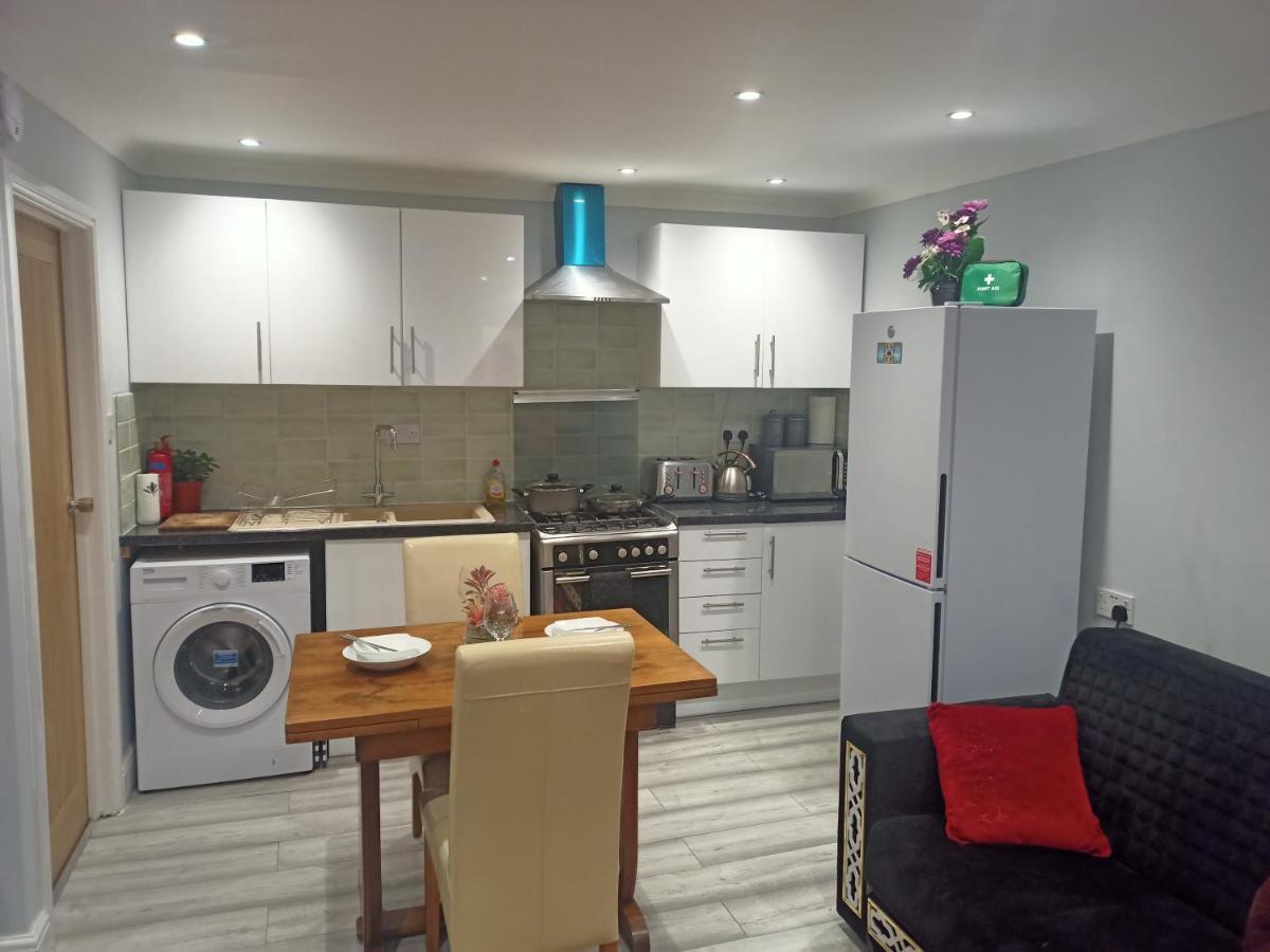 Homey Studio In Newport Perfect For Couples & Travelers ภายนอก รูปภาพ