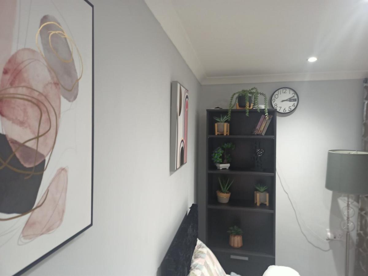 Homey Studio In Newport Perfect For Couples & Travelers ภายนอก รูปภาพ