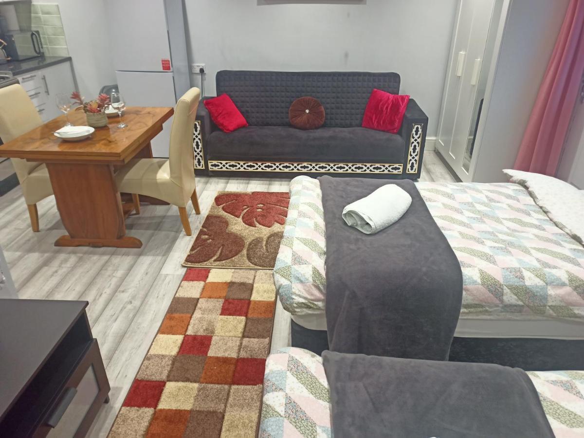 Homey Studio In Newport Perfect For Couples & Travelers ภายนอก รูปภาพ