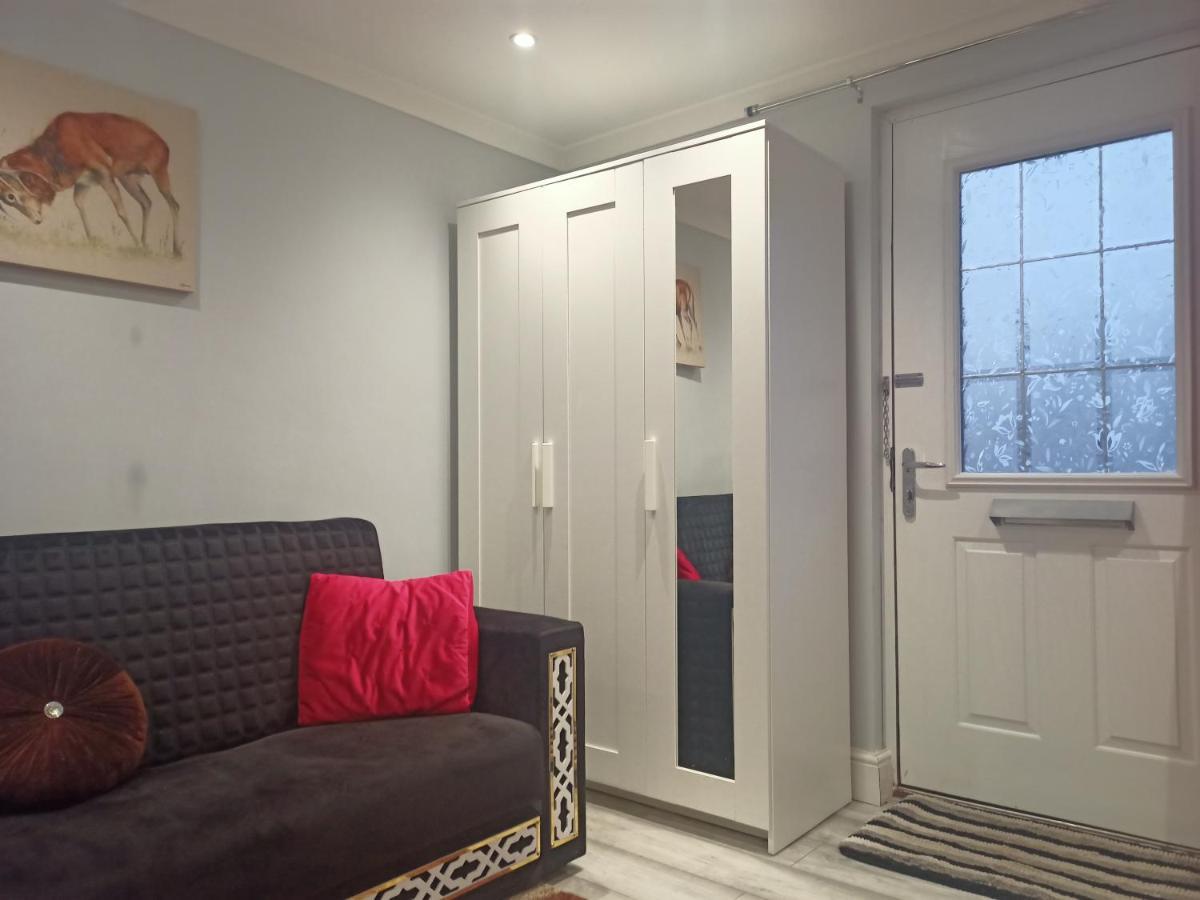 Homey Studio In Newport Perfect For Couples & Travelers ภายนอก รูปภาพ