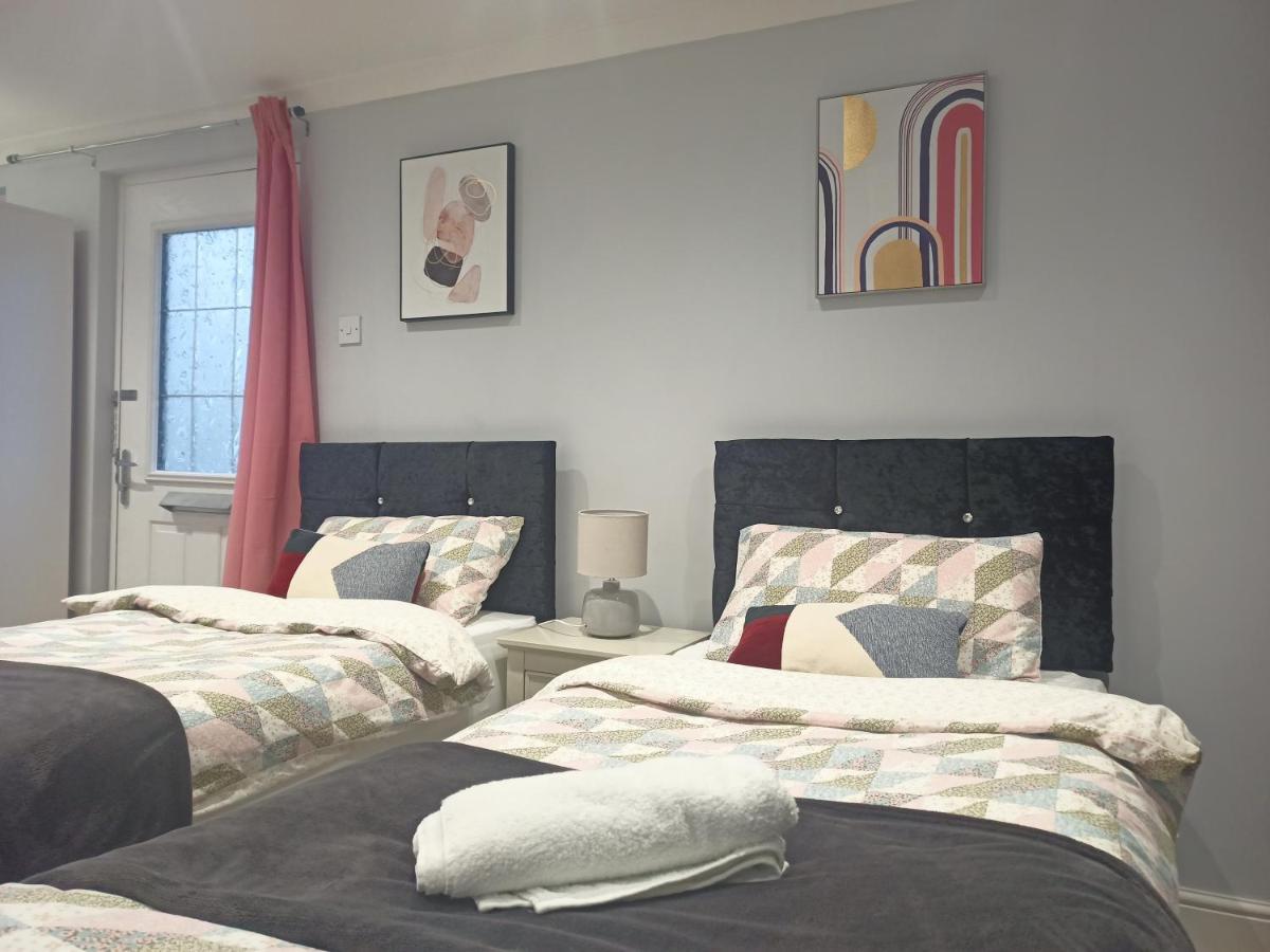 Homey Studio In Newport Perfect For Couples & Travelers ภายนอก รูปภาพ