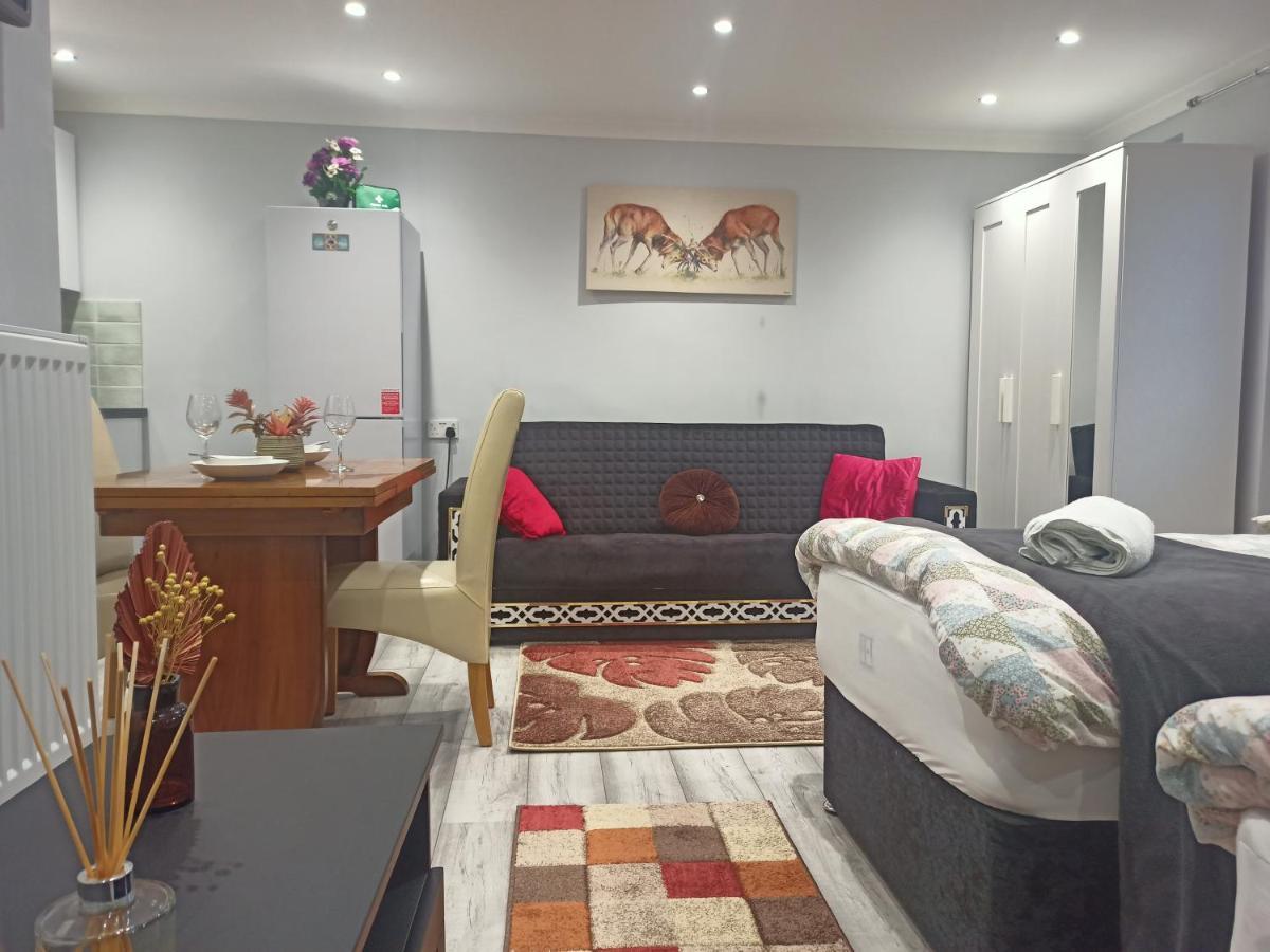 Homey Studio In Newport Perfect For Couples & Travelers ภายนอก รูปภาพ