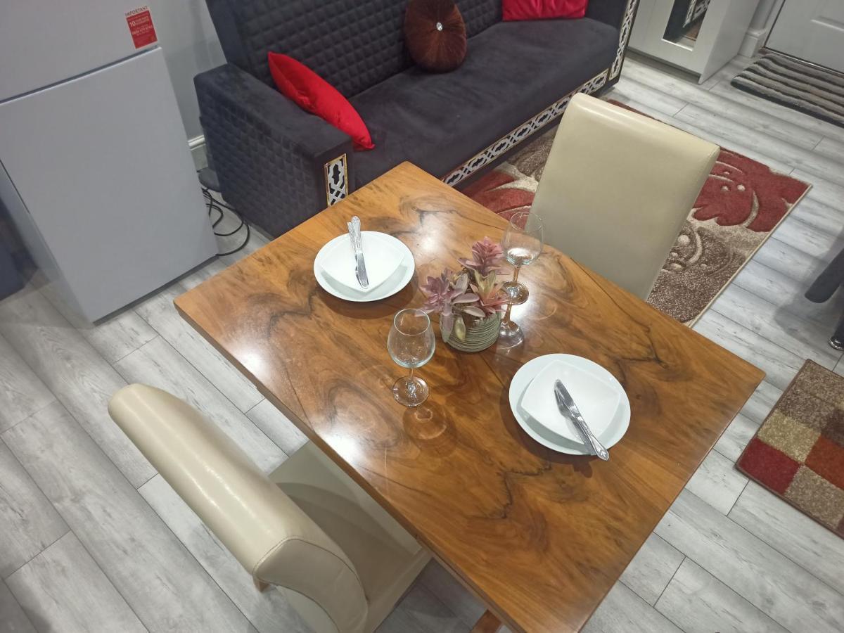 Homey Studio In Newport Perfect For Couples & Travelers ภายนอก รูปภาพ