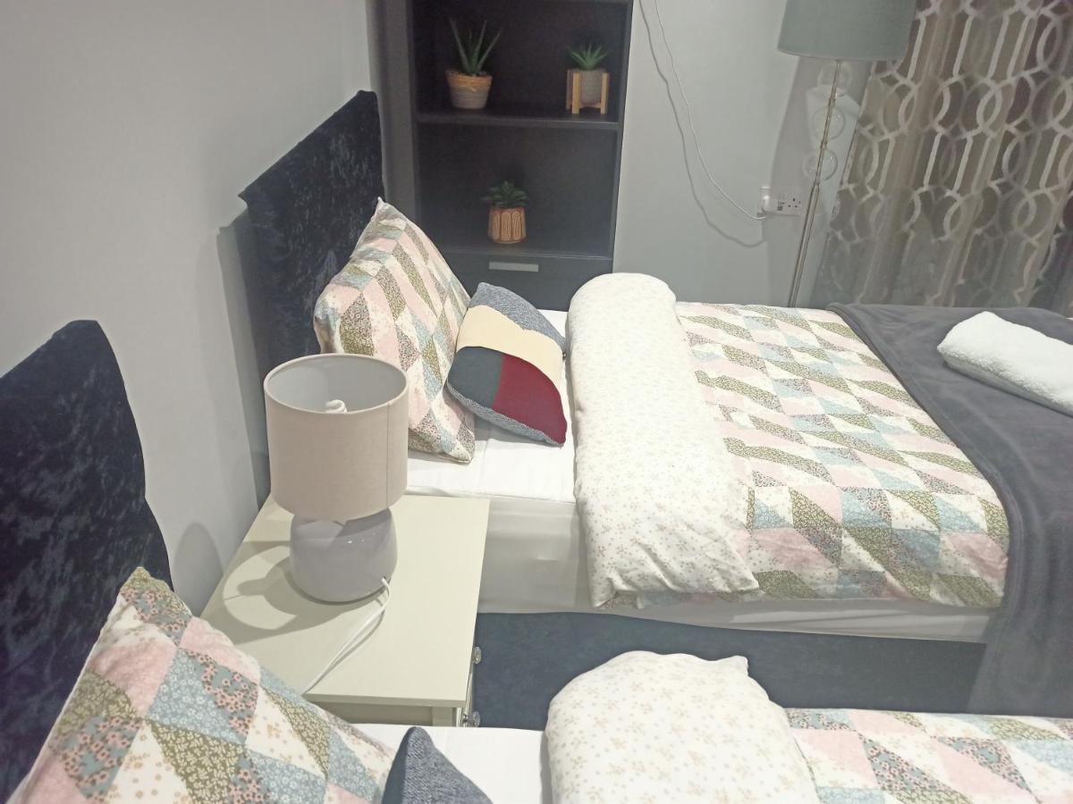 Homey Studio In Newport Perfect For Couples & Travelers ภายนอก รูปภาพ