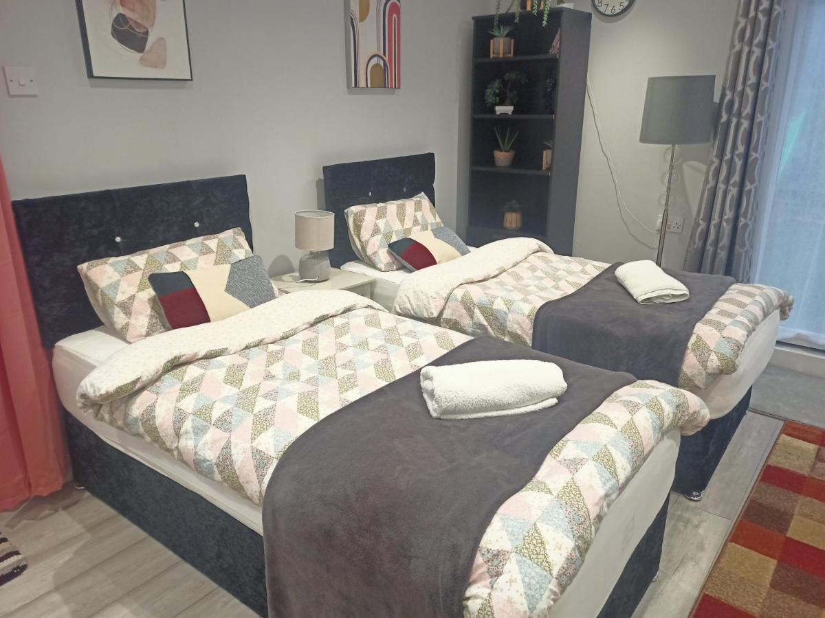 Homey Studio In Newport Perfect For Couples & Travelers ภายนอก รูปภาพ