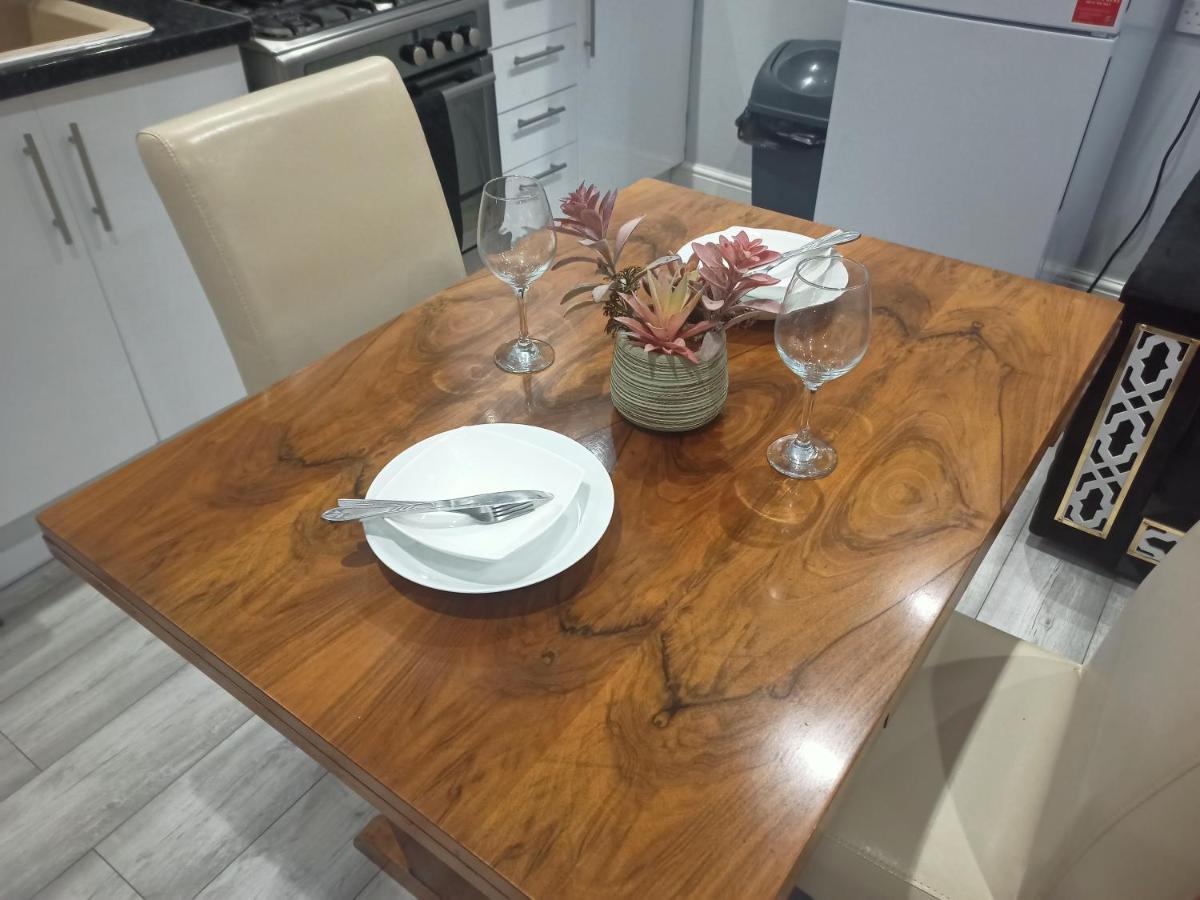 Homey Studio In Newport Perfect For Couples & Travelers ภายนอก รูปภาพ