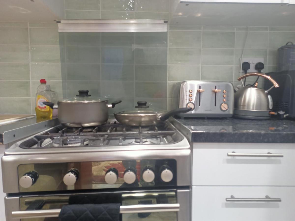 Homey Studio In Newport Perfect For Couples & Travelers ภายนอก รูปภาพ