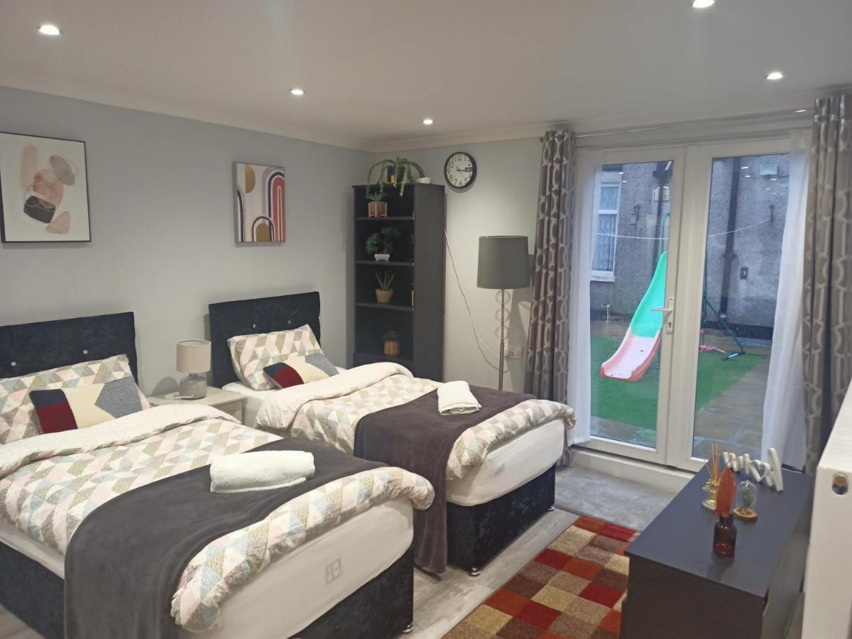 Homey Studio In Newport Perfect For Couples & Travelers ภายนอก รูปภาพ