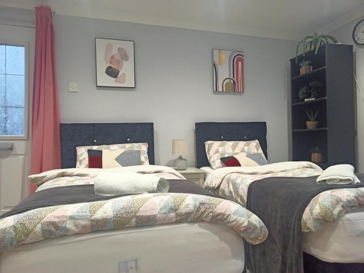 Homey Studio In Newport Perfect For Couples & Travelers ภายนอก รูปภาพ