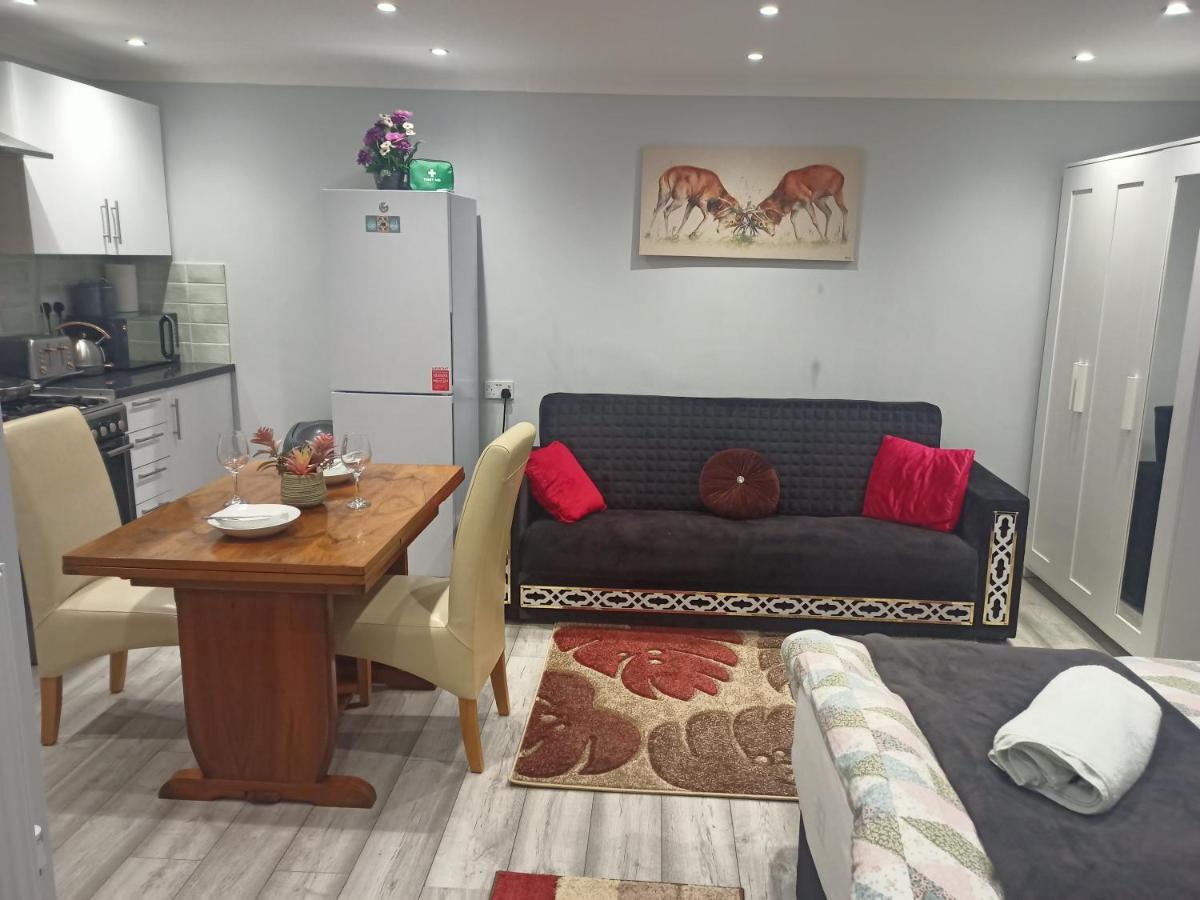 Homey Studio In Newport Perfect For Couples & Travelers ภายนอก รูปภาพ