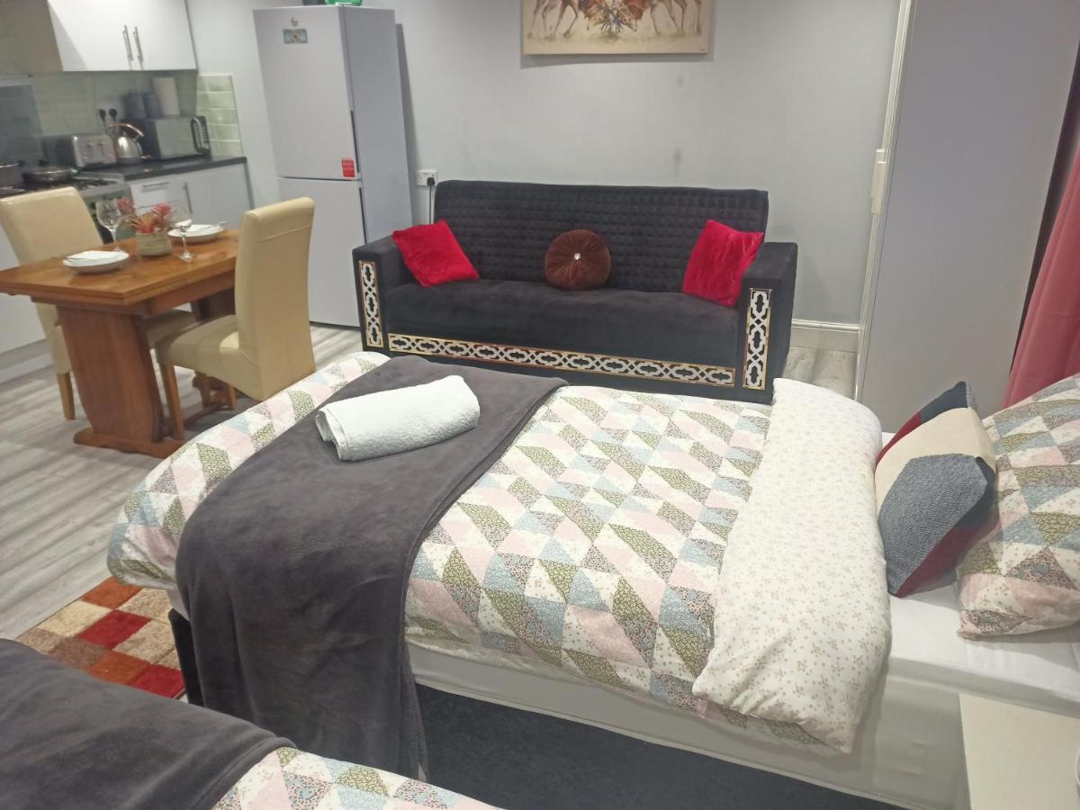 Homey Studio In Newport Perfect For Couples & Travelers ภายนอก รูปภาพ