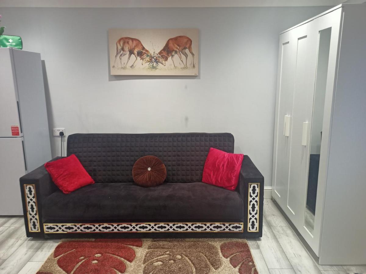 Homey Studio In Newport Perfect For Couples & Travelers ภายนอก รูปภาพ