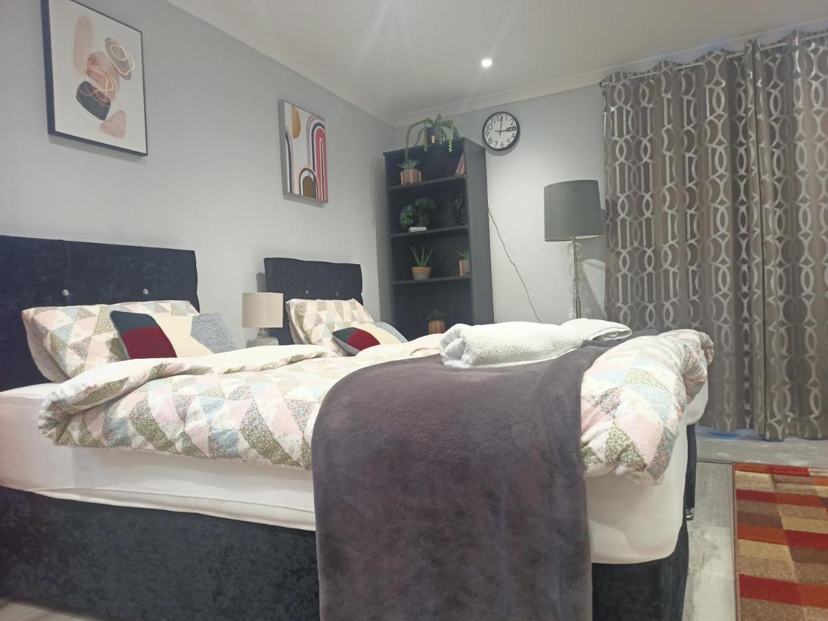 Homey Studio In Newport Perfect For Couples & Travelers ภายนอก รูปภาพ