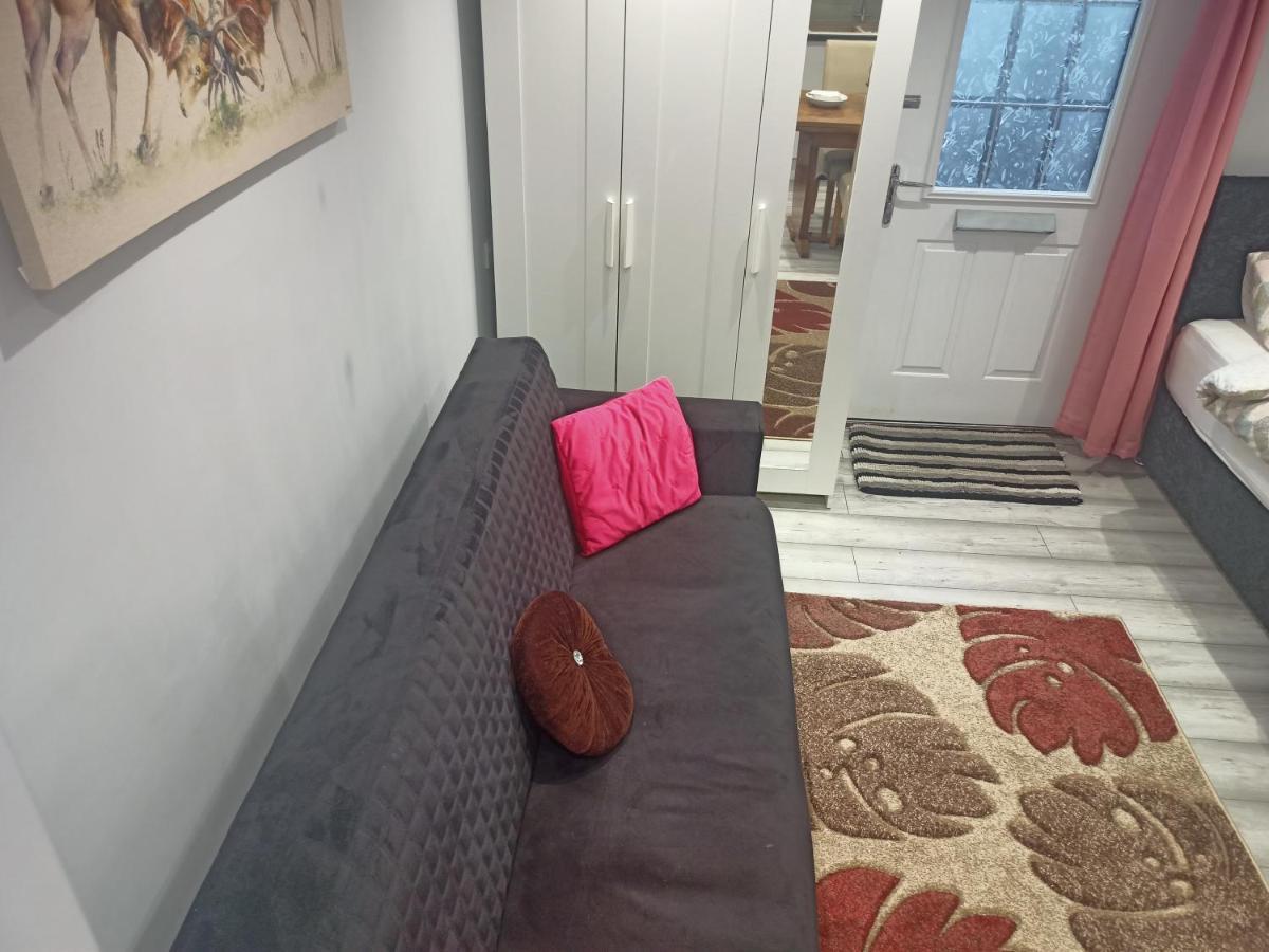 Homey Studio In Newport Perfect For Couples & Travelers ภายนอก รูปภาพ