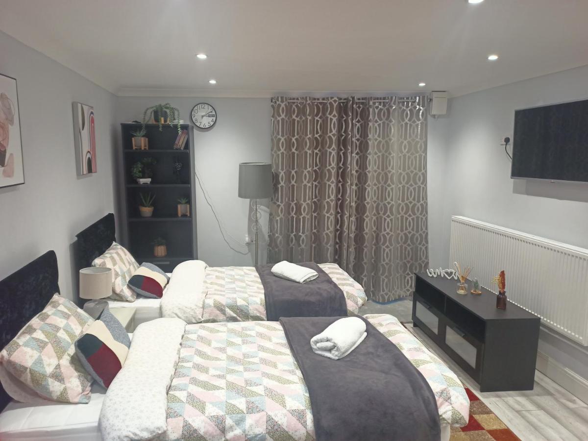 Homey Studio In Newport Perfect For Couples & Travelers ภายนอก รูปภาพ