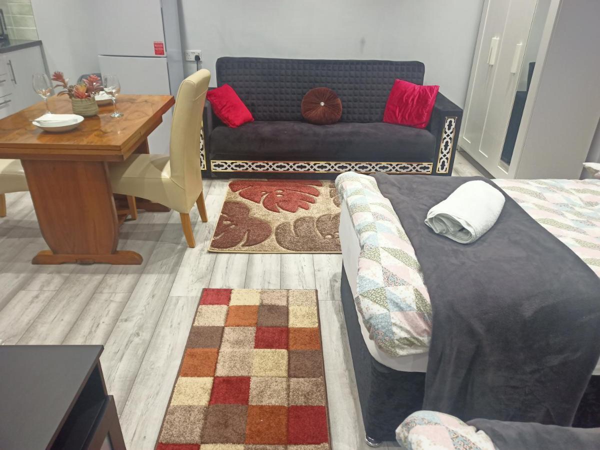 Homey Studio In Newport Perfect For Couples & Travelers ภายนอก รูปภาพ