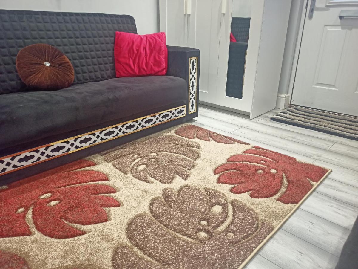 Homey Studio In Newport Perfect For Couples & Travelers ภายนอก รูปภาพ