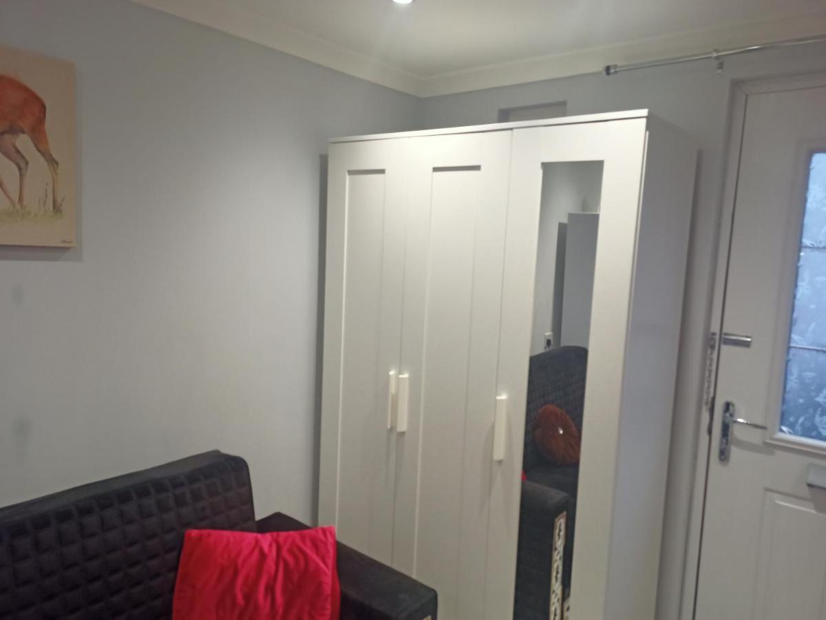 Homey Studio In Newport Perfect For Couples & Travelers ภายนอก รูปภาพ