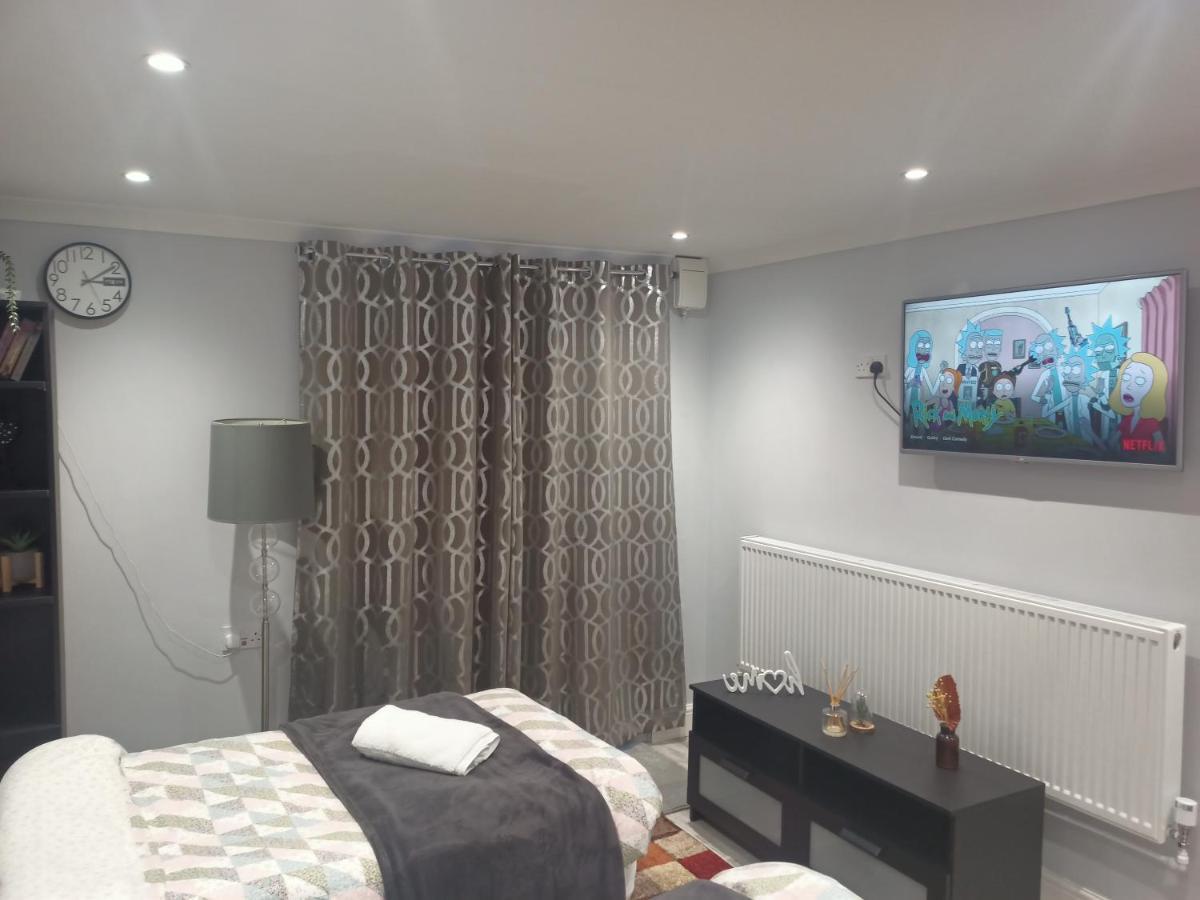 Homey Studio In Newport Perfect For Couples & Travelers ภายนอก รูปภาพ