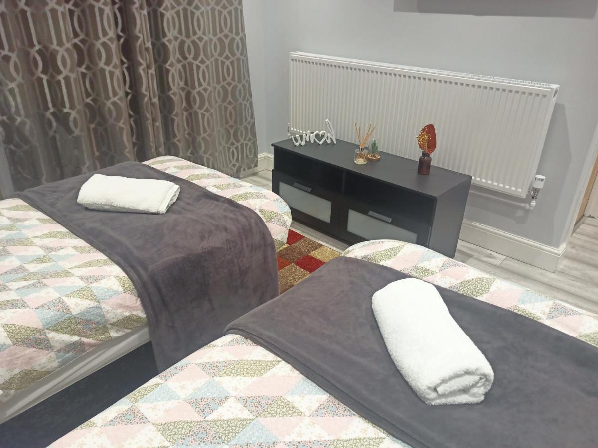 Homey Studio In Newport Perfect For Couples & Travelers ภายนอก รูปภาพ