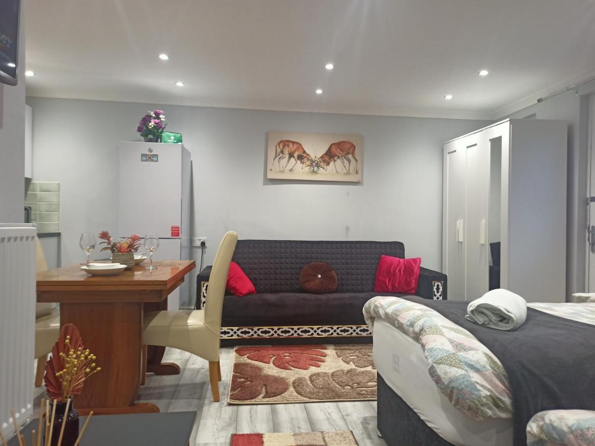 Homey Studio In Newport Perfect For Couples & Travelers ภายนอก รูปภาพ
