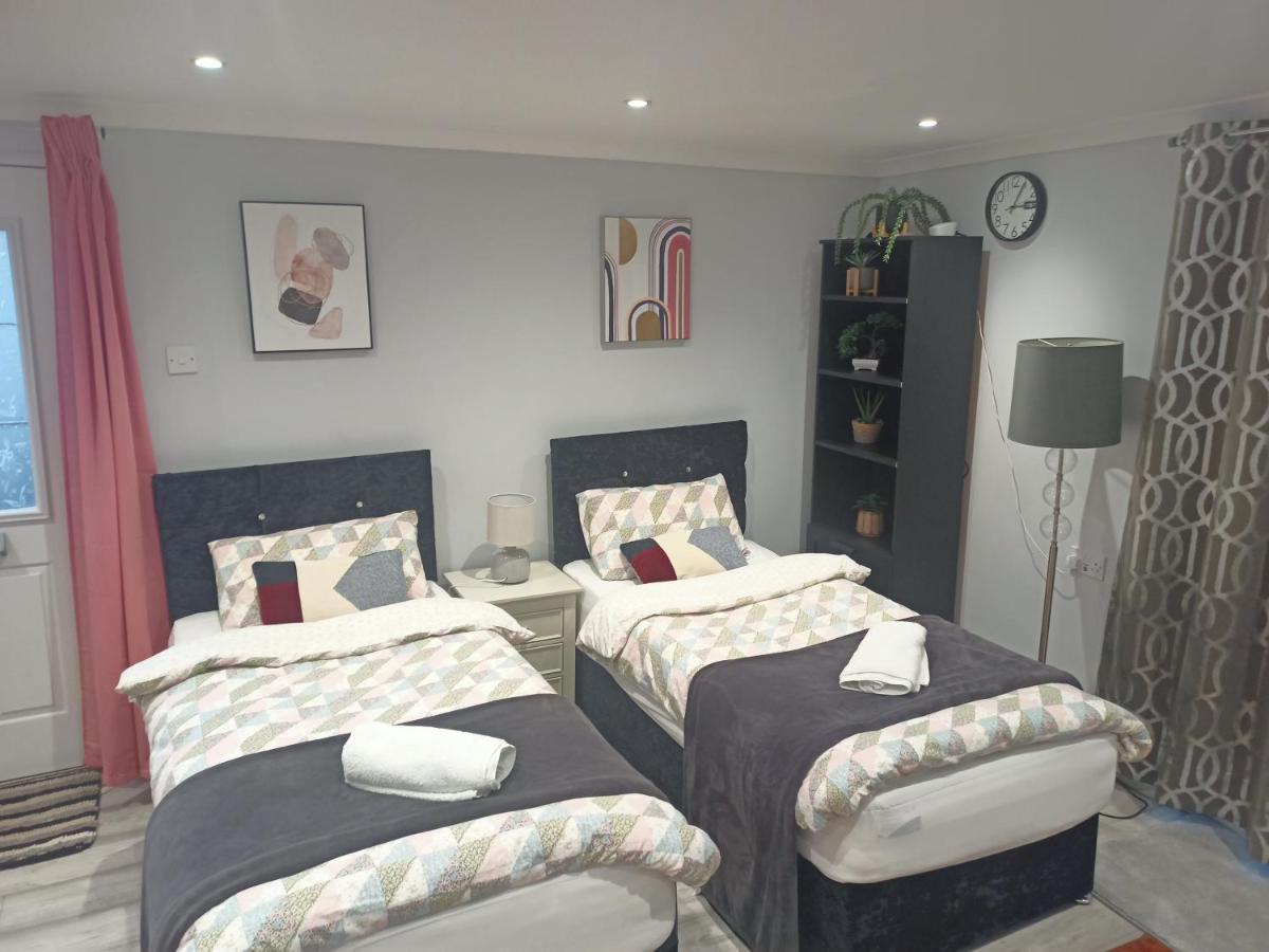 Homey Studio In Newport Perfect For Couples & Travelers ภายนอก รูปภาพ