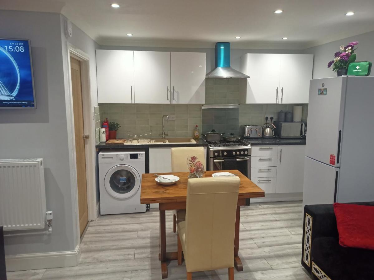 Homey Studio In Newport Perfect For Couples & Travelers ภายนอก รูปภาพ