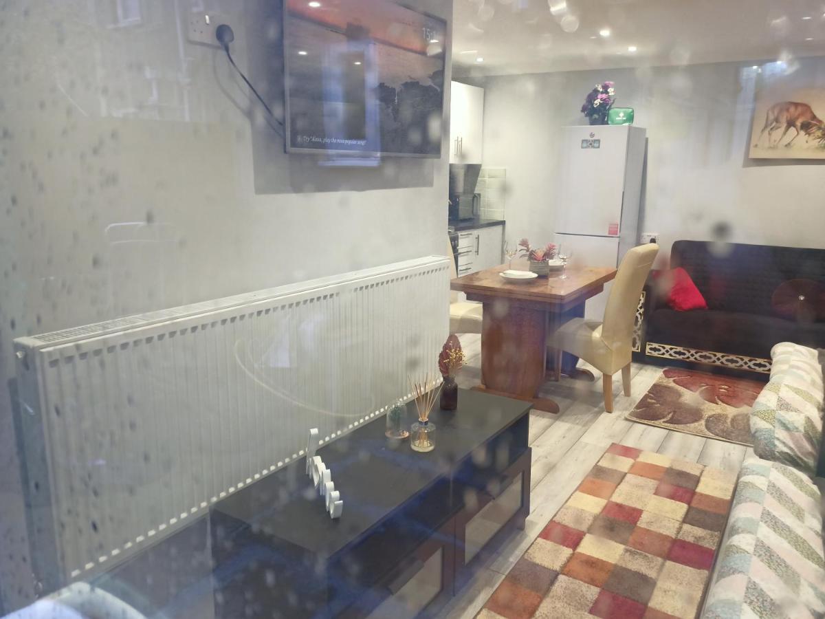Homey Studio In Newport Perfect For Couples & Travelers ภายนอก รูปภาพ