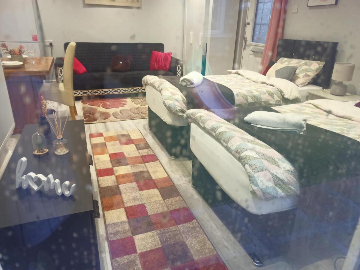 Homey Studio In Newport Perfect For Couples & Travelers ภายนอก รูปภาพ