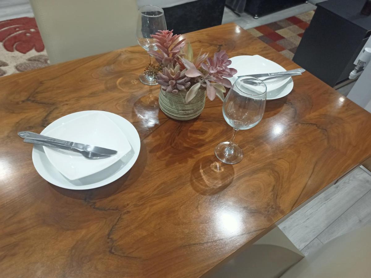 Homey Studio In Newport Perfect For Couples & Travelers ภายนอก รูปภาพ