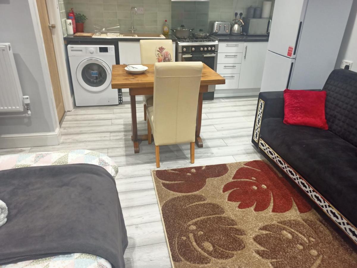 Homey Studio In Newport Perfect For Couples & Travelers ภายนอก รูปภาพ