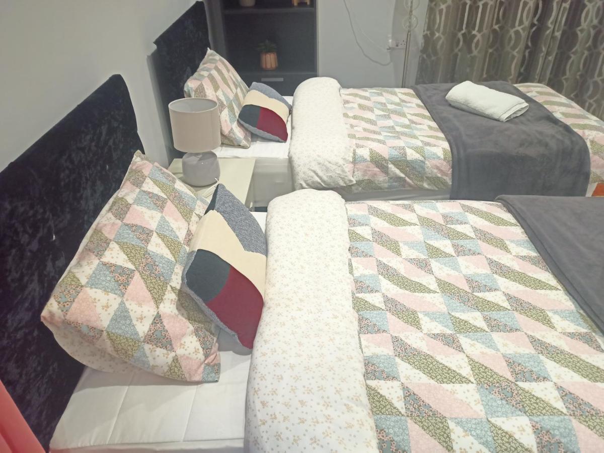 Homey Studio In Newport Perfect For Couples & Travelers ภายนอก รูปภาพ
