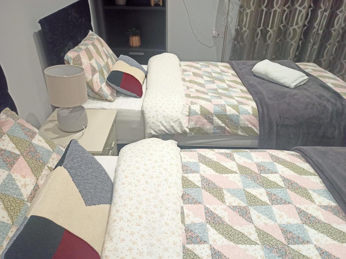 Homey Studio In Newport Perfect For Couples & Travelers ภายนอก รูปภาพ